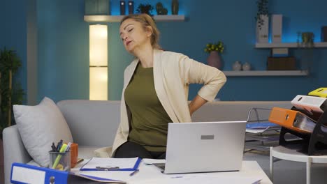 Frau,-Die-Im-Home-Office-Arbeitet,-Hat-Schmerzen-Im-Unteren-Rücken.