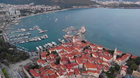 Vista-Aérea-Del-Casco-Antiguo-De-Budva-Y-Del-Puerto-Deportivo-En-El-Mar-Adriático-En-Budva,-Montenegro