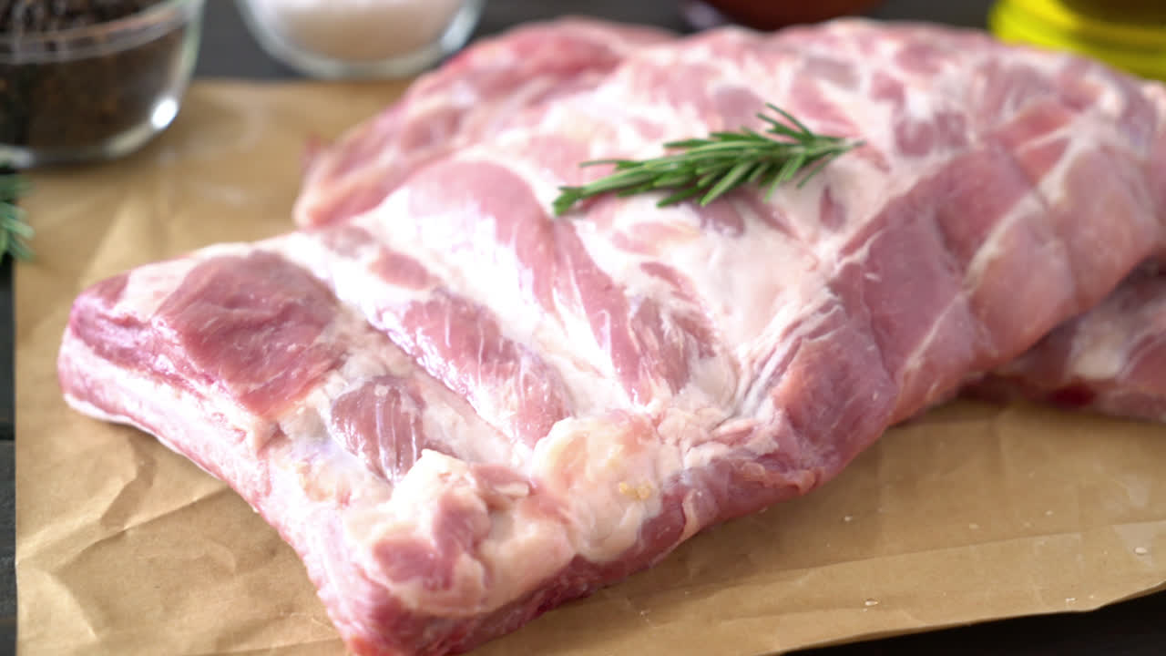 costillas de cerdo crudas frescas con ingredientes