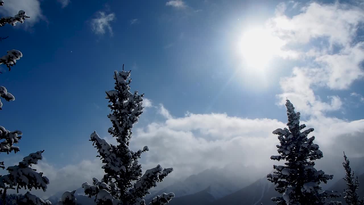 구름이 움직이는 눈 덮인 산 정상
