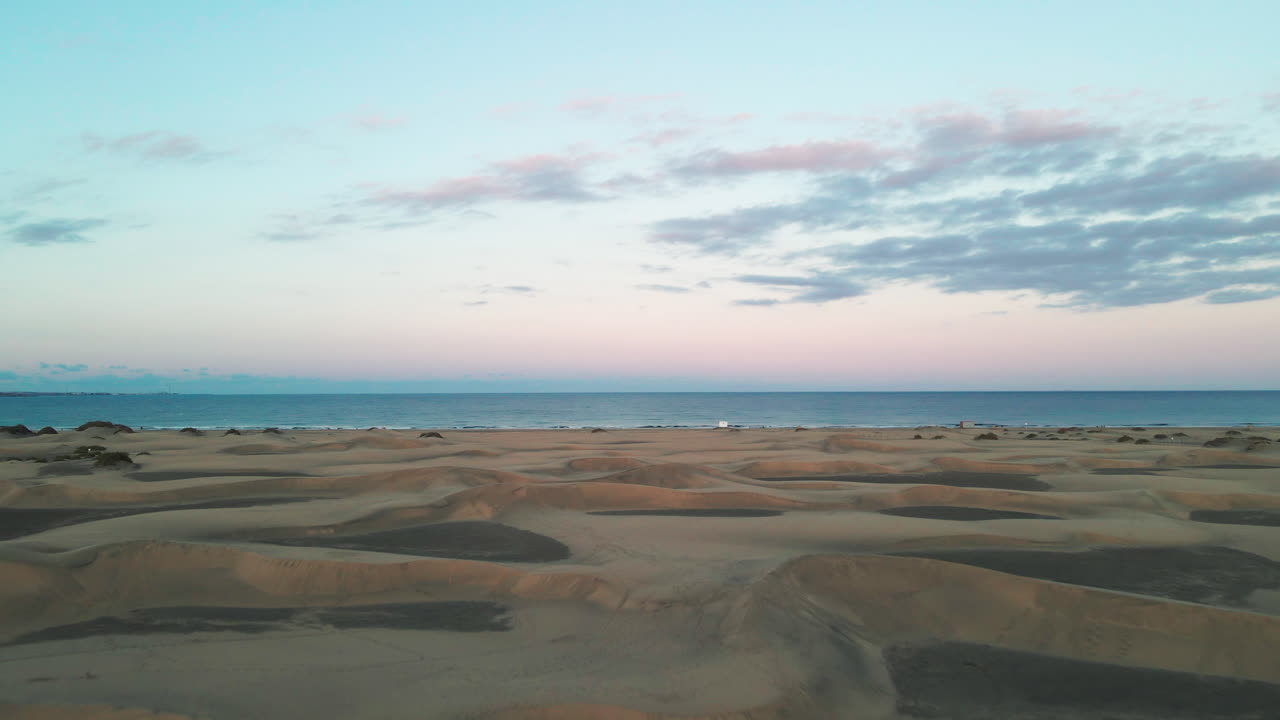 impresionante toma aérea de las colinas de gran canaria y el océano en un hermoso día