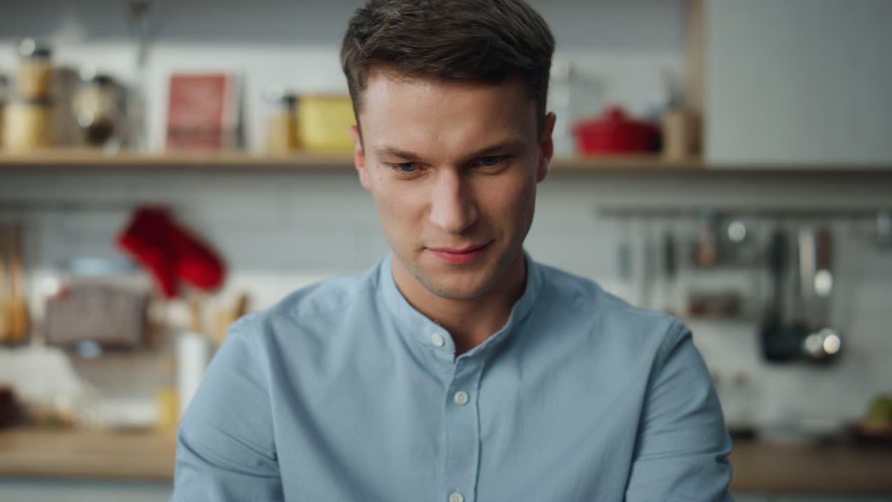 집에서 부에서 일하는 온라인 매니저의 초상화 만족스러운 남자 온라인 채팅