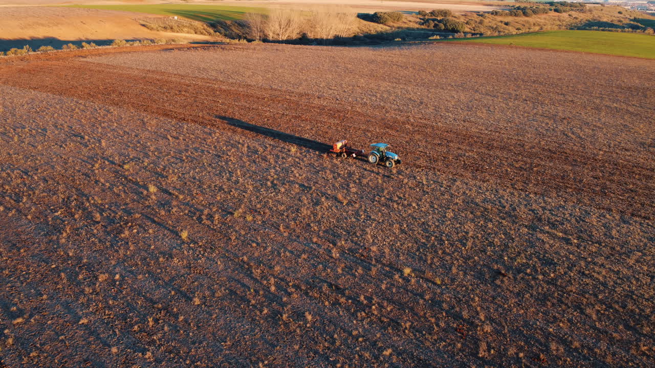vista aérea de un tractor arando un campo
