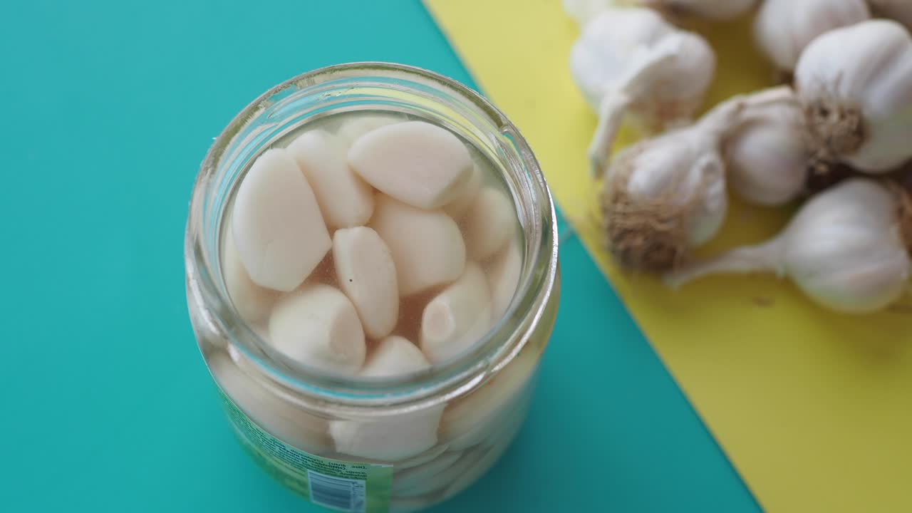 매운 마늘 한 항아리