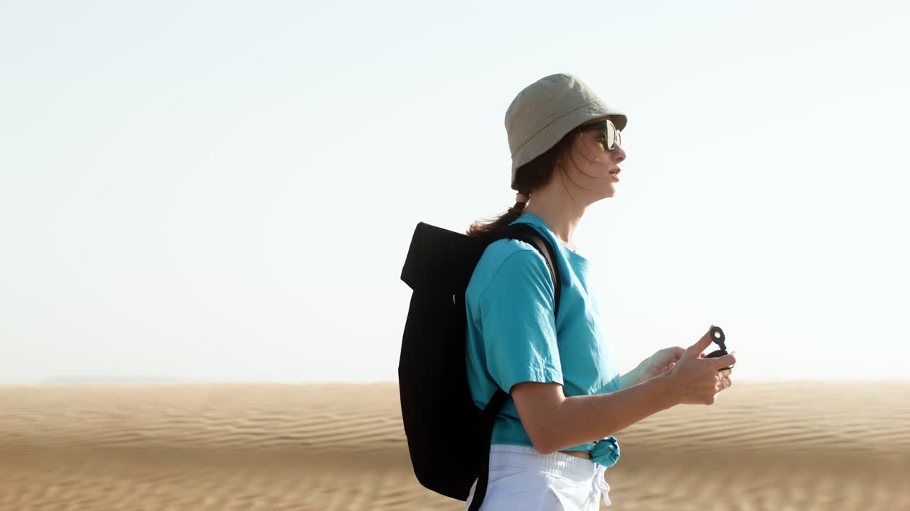 손에 들고 있는 나침반