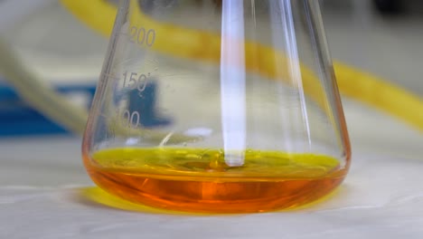 Chemieexperiment,-Während-Flüssigkeit-In-Einen-Kolben-Tropft