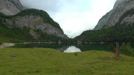 Grüne-Farbe-See-Oberfläche-Kräuselt-Sich-In-Der-Region-Gosausee-An-Trüben-Tag