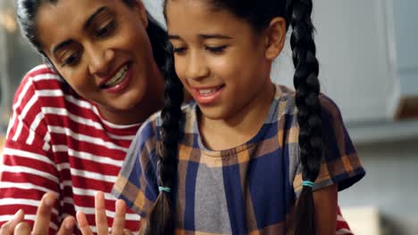 madre e hija contando los dedos 4k