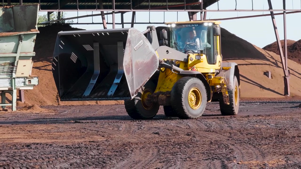 Camión cargador frontal descargando tierra en una planta de procesamiento de turba