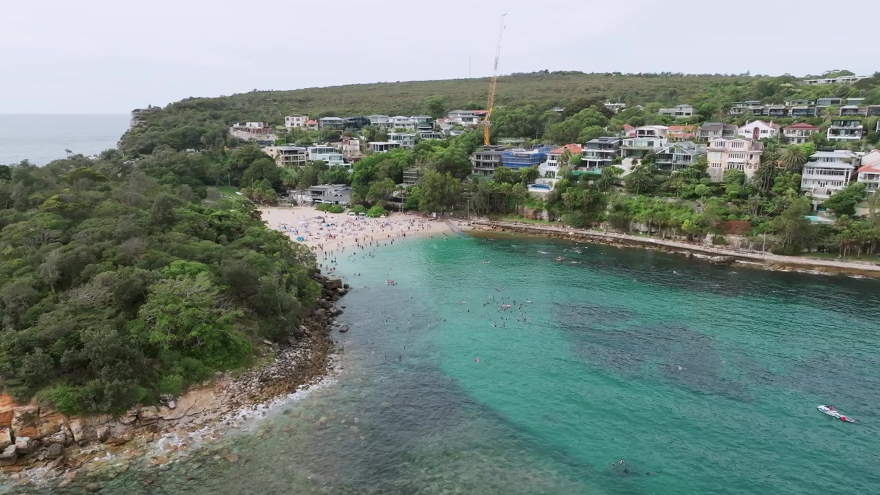 Vista aérea con dron de Clovelly Beach y Gordons Bay en los suburbios del este de Sídney, con una dramática costa rocosa, frente marítimo residencial y el Océano Pacífico