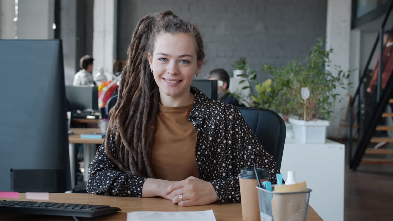 mujer sonriente en la oficina