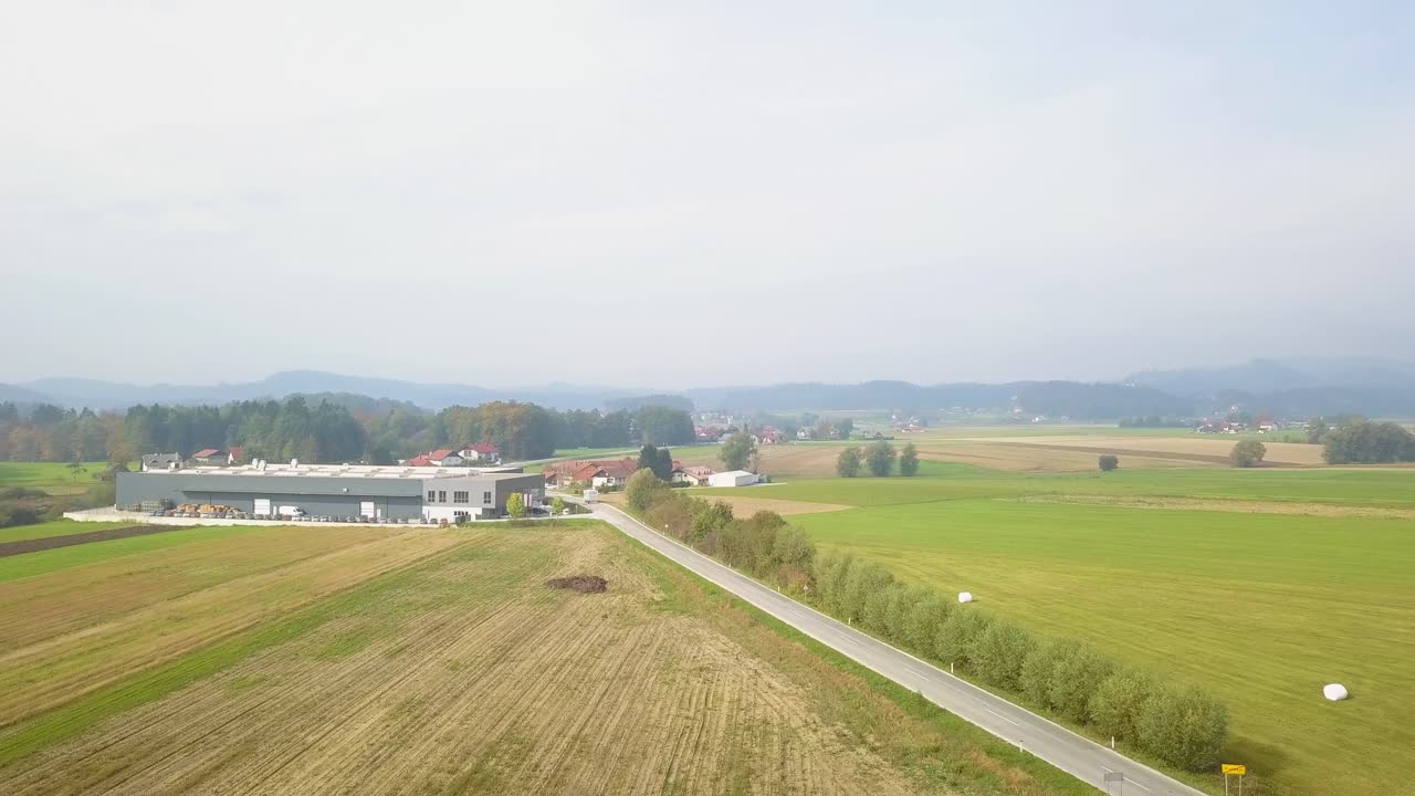 беспилотник над промышленными предприятиями и транспортом в пышных зеленых сельских районах