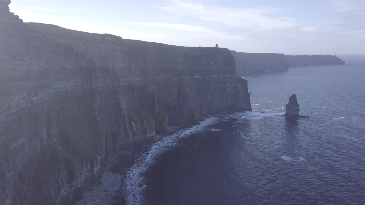 hermosa toma panorámica de los icónicos acantilados de moher en el condado de clare, irlanda