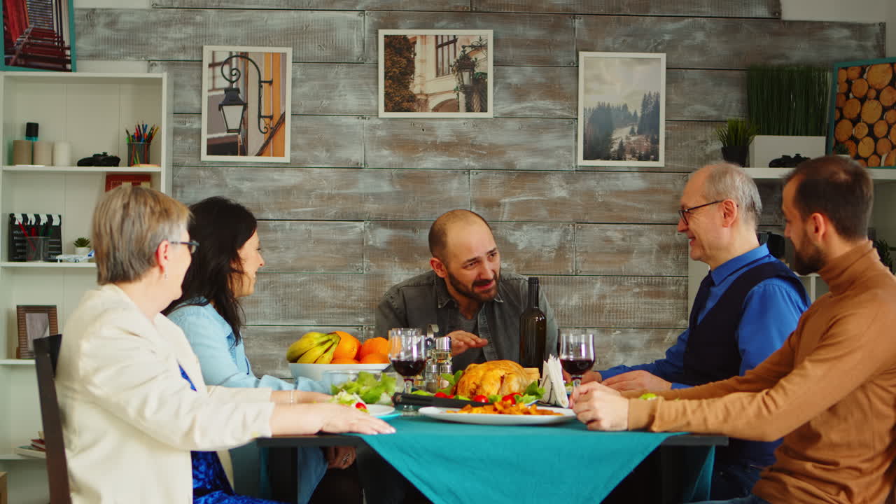 젊은이 가 가족 에게 재미 있는 이야기 를 들려주고 있다
