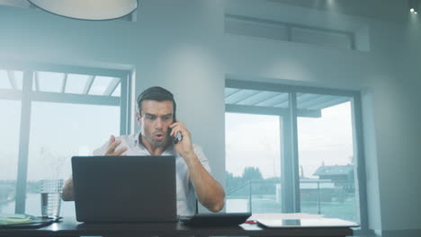 hombre de negocios gritando en el móvil