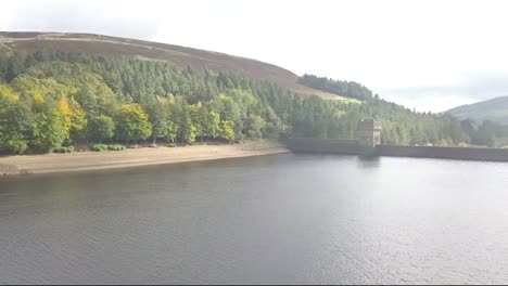 One-of-the-many-reservoirs-of-the-Peak-District-area,-here-seen-from-up-high