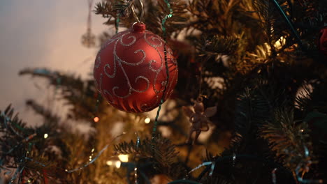 Lichter-In-Einem-Geschmückten-Weihnachtsbaum-Gehen-An