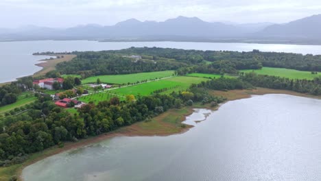 Chiemsee,-Bayern,-Deutschland-–-Ein-Anblick-Eines-Süßwassersees,-Der-Die-Anwesenheit-Von-Herrenchiemsee-Zeigt-–-Rückzug-Aus-Der-Luft