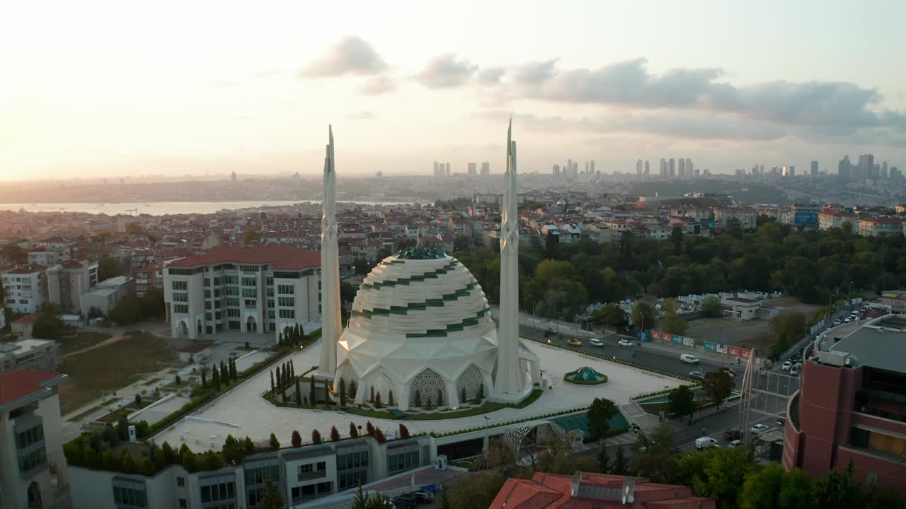 mezquita futurista en la hermosa puesta de sol en estambul, templo de aspecto moderno en la puesta de sol con el paisaje de la ciudad, aérea al revés