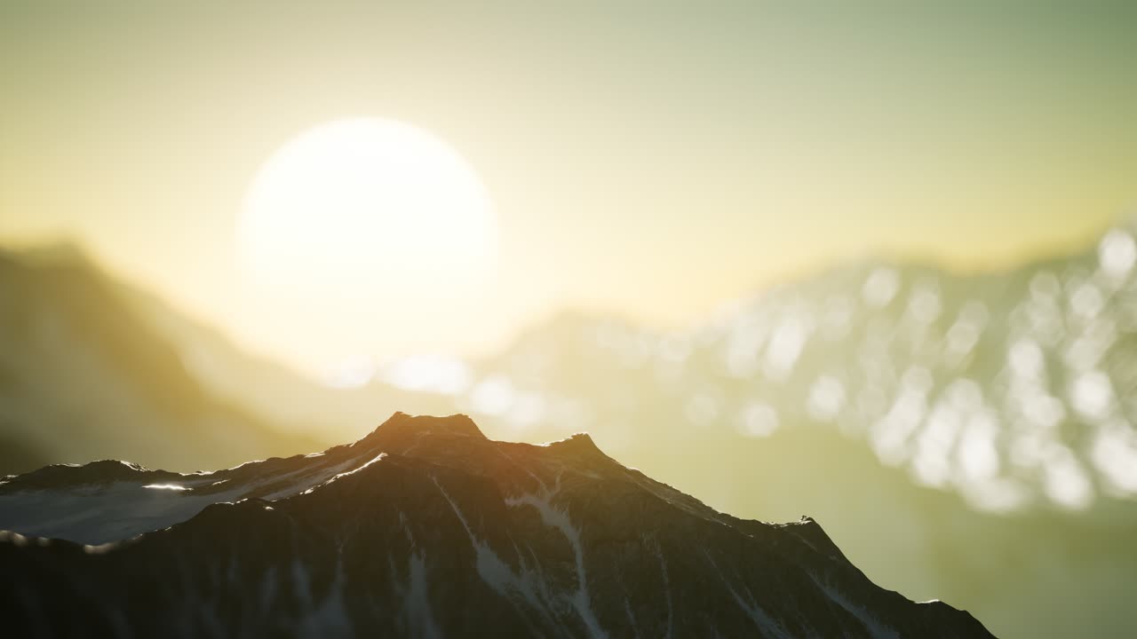 해가 지는 산의 겨울 풍경