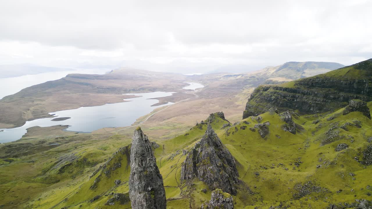 놀라운 드론  ⁇ 은 스토어, 스카이, 스코틀랜드의 노인을 드러 ⁇ 니다.