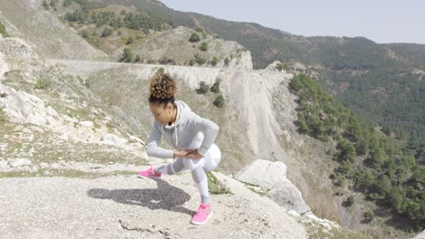 mujer flexible en ropa deportiva estirando el cuerpo
