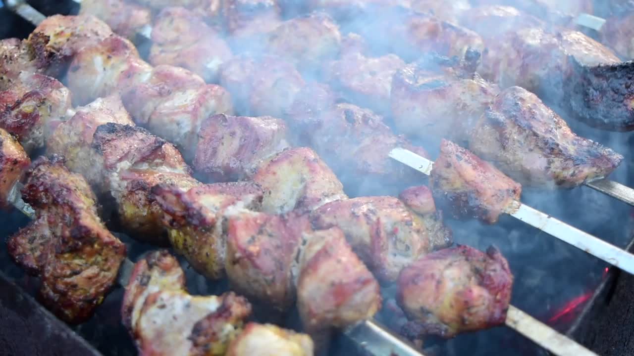 haciendo shish kebab en el jardín