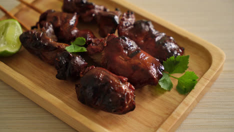hígado de pollo a la parrilla con hierbas y especias en un plato