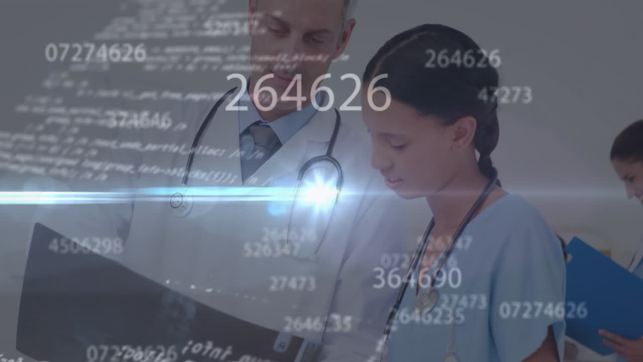 animación de lenguaje informático y números cambiantes, diversos médicos analizando pacientes informe de rayos x