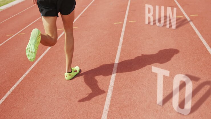 Uomo atletico che corre con la scritta 'è ora di correre' sul pavimento