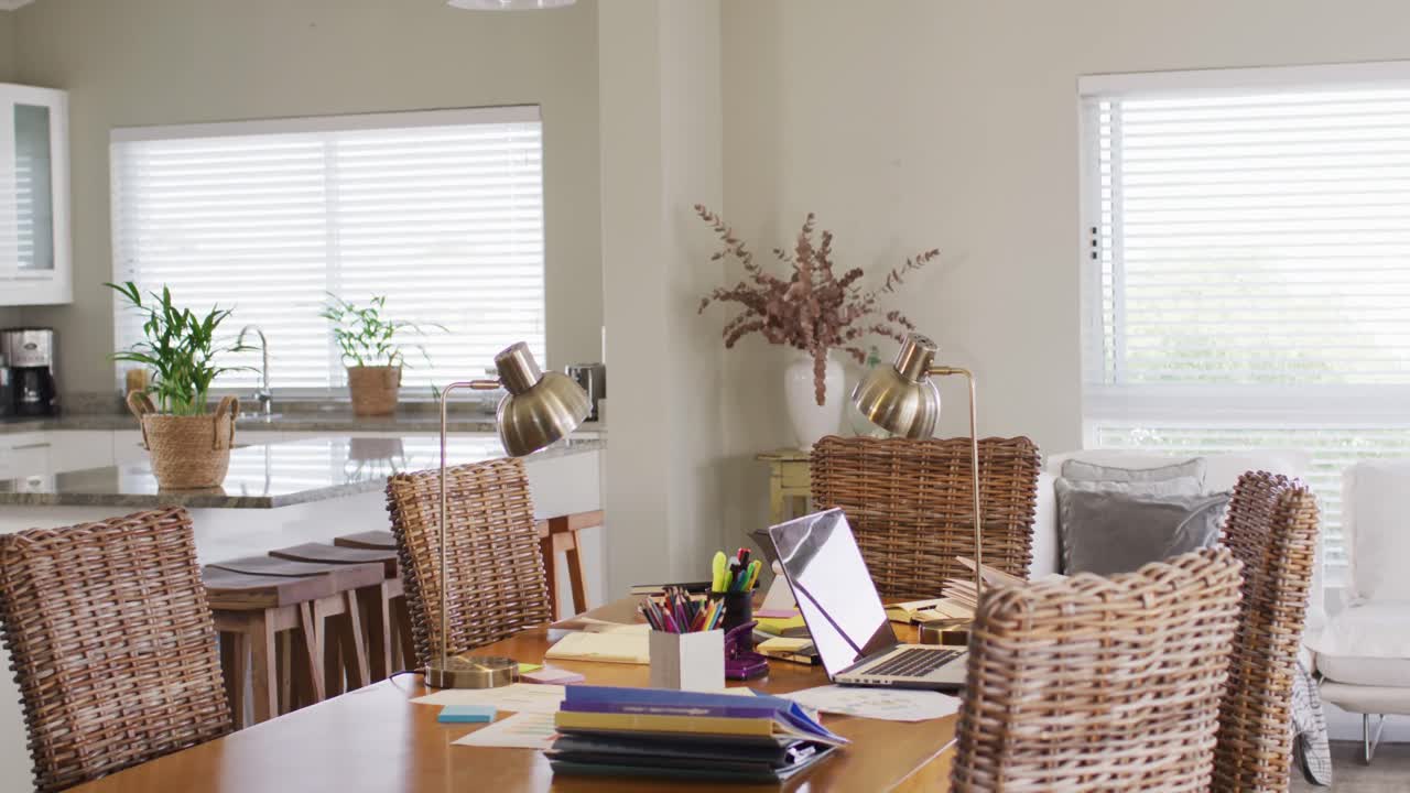 점심실에서 집 사무실에서 바쁜 책상에 램프와 노트북, 느린 동작