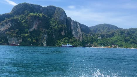 Südlich-Von-Thailand-Mit-Smaragdgrünem-Und-Blauem-Wasser-Mit-Longtail-Booten-Und-Einem-Fantastischen-Reisestandort-In-Der-Nähe-Von-Krabi,-Phi-Phi-Insel