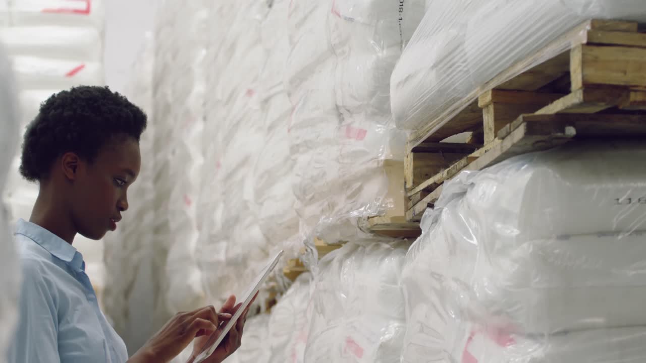 창고 에 있는 젊은 여성 관리자