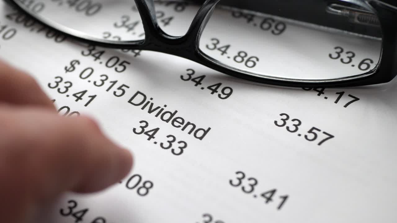 toque con el dedo en el informe financiero