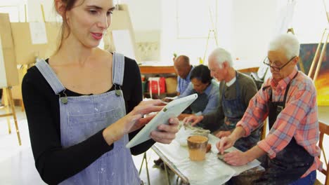 Frau-Nutzt-Digitales-Tablet-In-Der-4K-Klasse