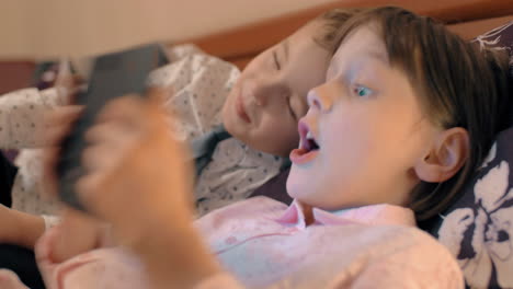 niño y niña besándose y jugando juegos en el touch pad