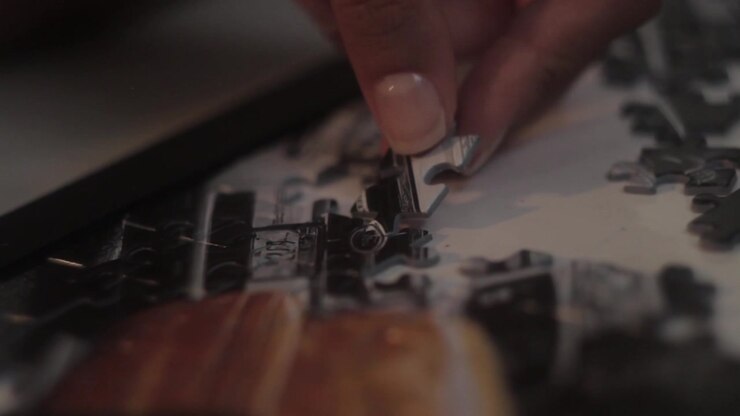 Filmato che mostra una mano che aggiunge un pezzo a un puzzle incompleto.