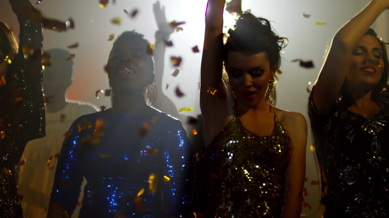 seis mujeres de fiesta con vestidos de pañuelo