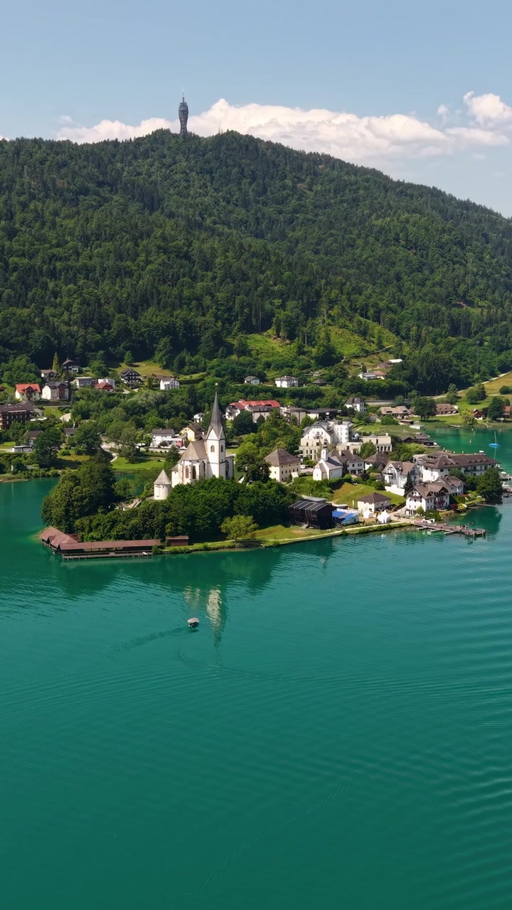 Ripresa Verticale con Drone del Villaggio di Maria Wörth sul Lago Wörthersee, Austria. Paesaggio Estivo Idilliaco