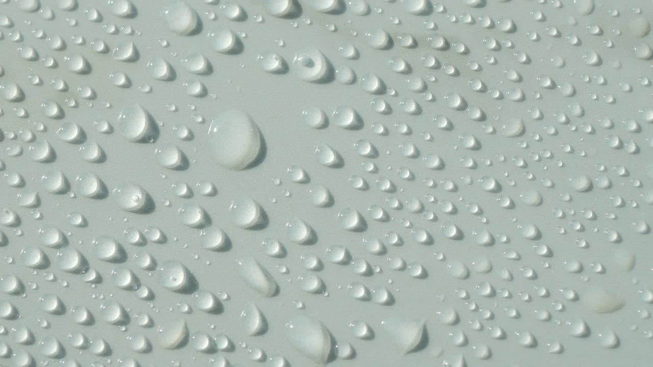 gotas de agua en una superficie