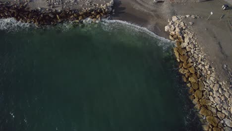 Antena-De-Olas-Rompiendo-En-Una-Playa-Con-Agua-De-Color-Topacio