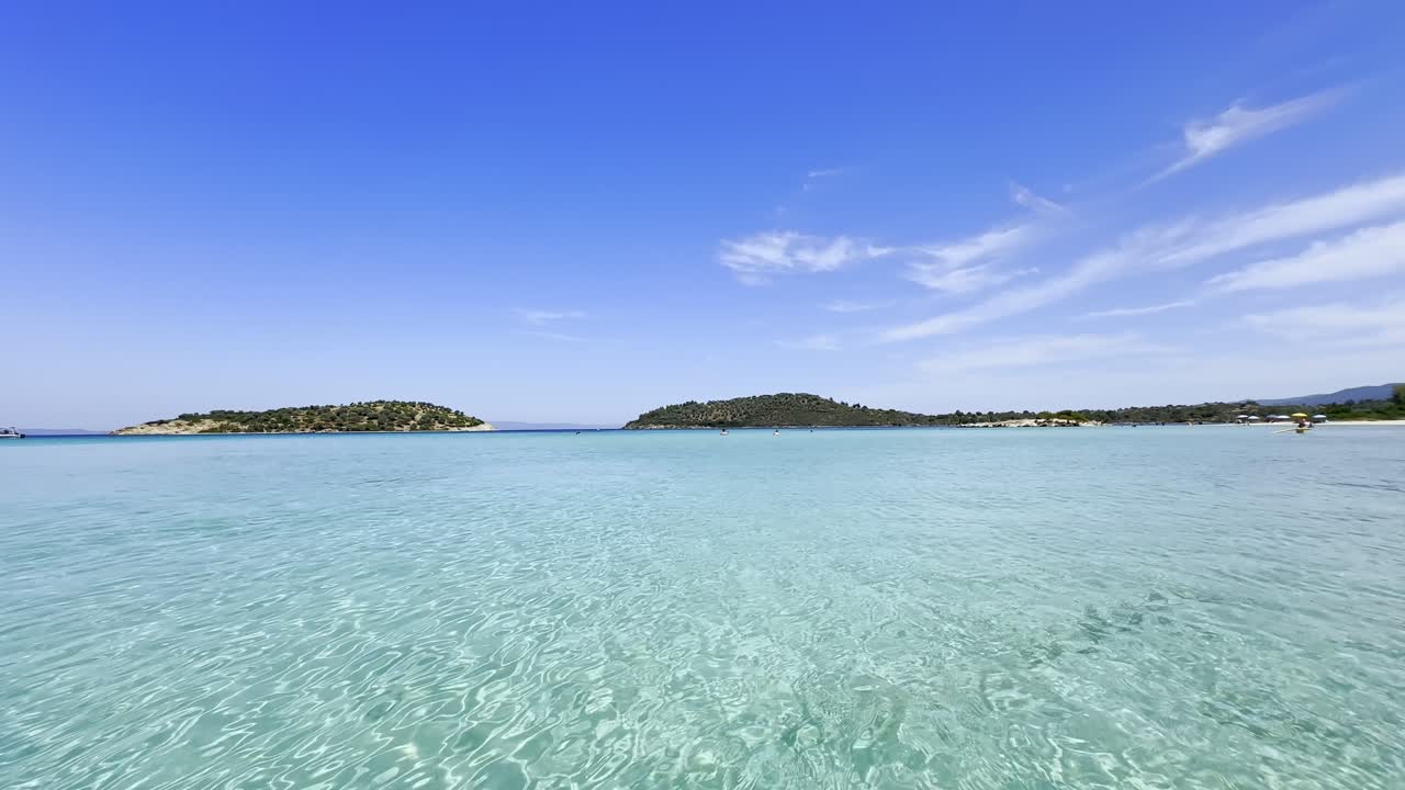 그리스 할키디키 반도의 청정 파란 발 해변