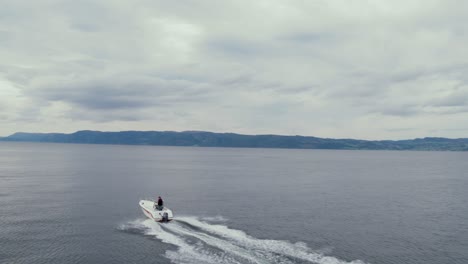 Console-boat-with-outboard-engine-at-speed