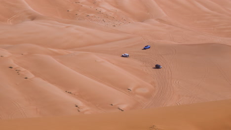 Dune-Bashing---Vehículos-Todoterreno-En-Dunas-De-Arena-Remotas-En-Roca-Fósil-En-Sharjah,-Cerca-De-Dubai,-Emiratos-Árabes-Unidos