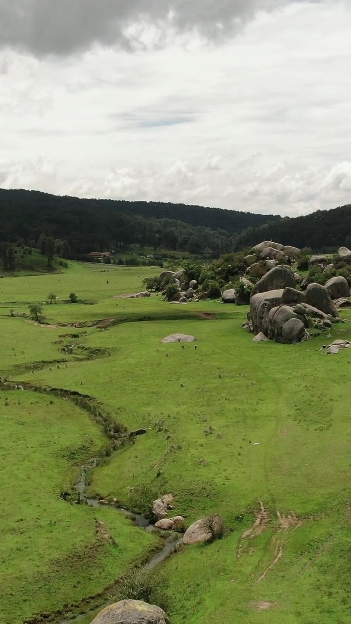 Vista verticale de Las Piedrotas (Valle degli Enigmi) a Tapalpa, Jalisco, Messico. Ripresa aerea con tilt-up