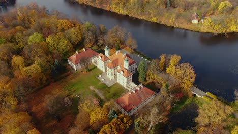 Vista-Aérea-Del-Hermoso-Palacio-En-Suecia