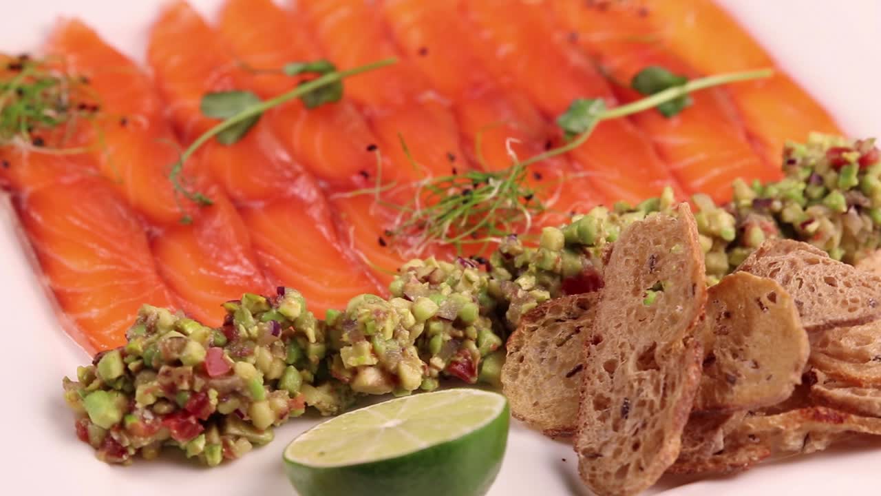 구아카모레와 토스트와 함께 담배로 만든 연어 선물