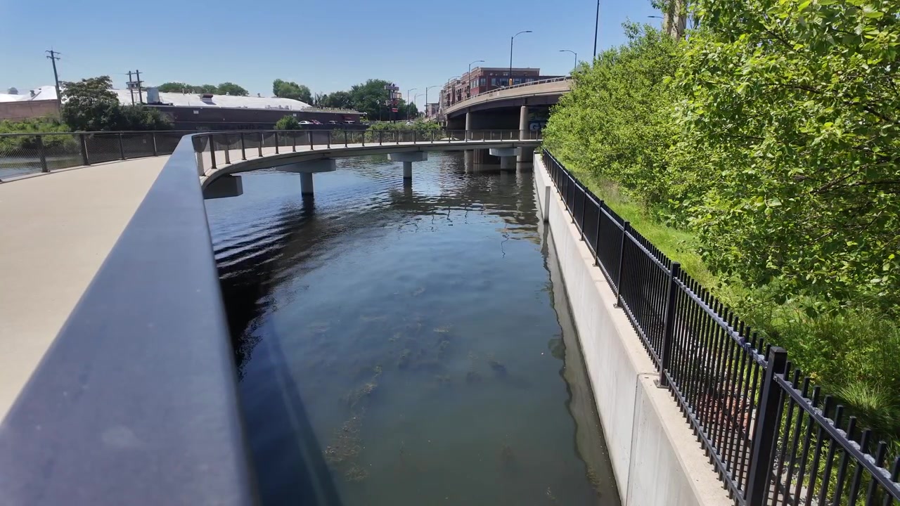 Un ponte pedonale e una pista ciclabile sul fiume Chicago