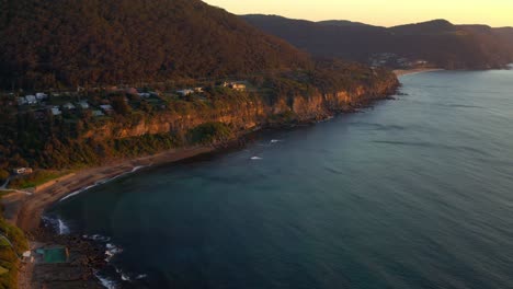 Settlement-On-The-Beachfront-Of-Coalcliff-With-Rockpools-Near-Sea-Cliff-Bridge-On-The-Pacific-Coast-In-New-South-Wales,-Australia