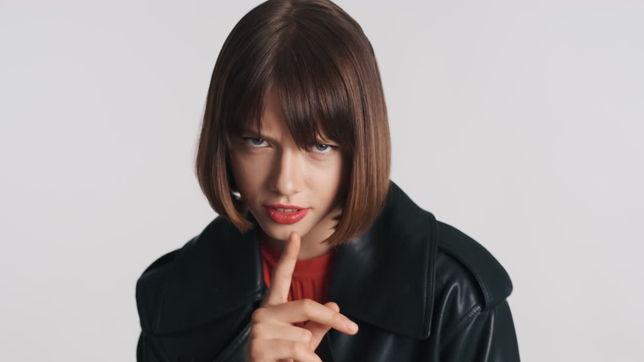 갈색 젊은 여성은 분노로 침을 요청